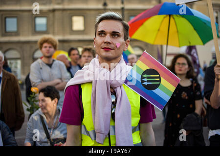 Eine Demonstrantin gesehen mit einem Regenbogen Flagge während der Demonstration. Der Internationale Tag gegen Homophobie, Transphobia und Biphobia gefeiert wird rund um die Welt. Dieses Datum erinnert an die Streichung von Homosexualität aus der Internationalen Klassifikation der Krankheiten der Weltgesundheitsorganisation am 17. Mai 1990. Dutzende von lgbtq Aktivisten und Unterstützer in Warschau versammelten ihre Opposition gegen die wachsende Welle von Hass gegen die nicht-heteronormative Menschen und Elzbieta Podlesna, ein Aktivist, der vor kurzem für die Gestaltung und Verteilung von Plakaten der Jungfrau Maria mit einem rainbo verhaftet wurde, um zu zeigen Stockfoto