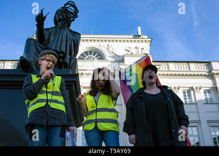 Eine LGBTQ Aktivist beobachtet, als er auf die Demonstranten während der Demonstration. Der Internationale Tag gegen Homophobie, Transphobia und Biphobia gefeiert wird rund um die Welt. Dieses Datum erinnert an die Streichung von Homosexualität aus der Internationalen Klassifikation der Krankheiten der Weltgesundheitsorganisation am 17. Mai 1990. Dutzende von lgbtq Aktivisten und Unterstützer in Warschau versammelten ihre Opposition gegen die wachsende Welle von Hass gegen die nicht-heteronormative Menschen und Elzbieta Podlesna, ein Aktivist, der vor kurzem für die Gestaltung und Verteilung von Plakaten der Jungfrau Maria wit verhaftet wurde, um zu zeigen Stockfoto