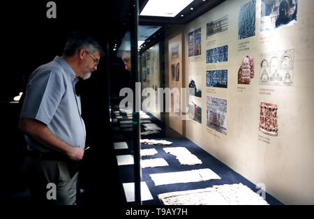 (190518) - Peking, 18. Mai 2019 (Xinhua) - ein Besucher Exponate einer Ausstellung der afghanischen nationalen Schätze an der Tsinghua University Art Museum in Peking, der Hauptstadt von China, 17. Mai 2019. Die Ausstellung Insgesamt 231 Stücke der nationalen Schätze und Reliquien aus Afghanistan. China hält eine reiche Auswahl an Ausstellungen und Aktivitäten auf die Kultur der asiatischen Länder und Regionen sowie den Austausch unter Ihnen. (Xinhua / Pan Xu) Stockfoto