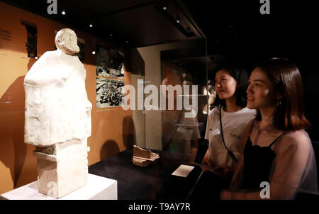 (190518) - Peking, 18. Mai 2019 (Xinhua) - Besucher sehen eine Ausstellung eine Ausstellung der afghanischen nationalen Schätze an der Tsinghua University Art Museum in Peking, der Hauptstadt von China, 17. Mai 2019. Die Ausstellung Insgesamt 231 Stücke der nationalen Schätze und Reliquien aus Afghanistan. China hält eine reiche Auswahl an Ausstellungen und Aktivitäten auf die Kultur der asiatischen Länder und Regionen sowie den Austausch unter Ihnen. (Xinhua / Pan Xu) Stockfoto