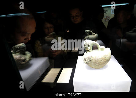 (190518) - Peking, 18. Mai 2019 (Xinhua) - Besucher sehen eine Ausstellung eine Ausstellung der afghanischen nationalen Schätze an der Tsinghua University Art Museum in Peking, der Hauptstadt von China, 17. Mai 2019. Die Ausstellung Insgesamt 231 Stücke der nationalen Schätze und Reliquien aus Afghanistan. China hält eine reiche Auswahl an Ausstellungen und Aktivitäten auf die Kultur der asiatischen Länder und Regionen sowie den Austausch unter Ihnen. (Xinhua / Pan Xu) Stockfoto