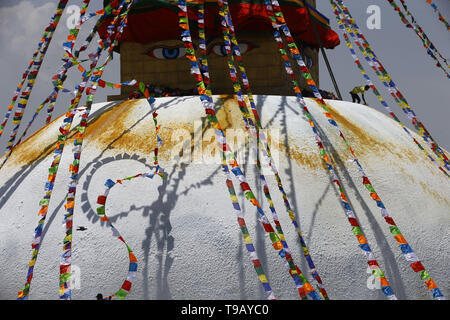 Kathmandu, Nepal. 18 Mai, 2019. Männer Gebetsfahnen und Splash Farbe um die Boudhanath Stupa während der Buddha Purnima Festival, den Geburtstag von Buddha auch als Vesak Day in Kathmandu, Nepal am Samstag, 18. Mai 2019 bekannt. Credit: Skanda Gautam/ZUMA Draht/Alamy leben Nachrichten Stockfoto