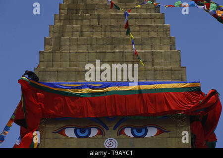 Kathmandu, Nepal. 18 Mai, 2019. Ein Mann ordnet Gebetsfahnen auf Boudhanath Stupa während der Buddha Purnima Festival, den Geburtstag von Buddha auch als Vesak Day in Kathmandu, Nepal am Samstag, 18. Mai 2019 bekannt. Credit: Skanda Gautam/ZUMA Draht/Alamy leben Nachrichten Stockfoto