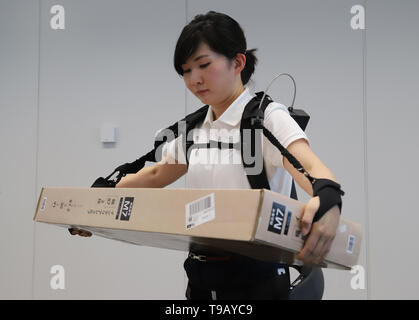 Tokio, Japan. 17 Mai, 2019. Japanese electronics Giant's Panasonic Roboter venture ATOUN Mitarbeiter ihre Servolenkung Anzug mit neu entwickelten Teile des unterstützt, was dabei hilft, einen schweren Gegenstand bei Panasonic des Büros in Tokio am Freitag, 17. Mai 2019 Verschleiß zeigt. ATOUN entwickelt Powered Verschleiß im letzten Jahr des Benutzers zurück schwere Objekt für die Arbeiter der Lieferung, an Flughäfen, auf Baustellen und in der Landwirtschaft zu unterstützen. Credit: Yoshio Tsunoda/LBA/Alamy leben Nachrichten Stockfoto