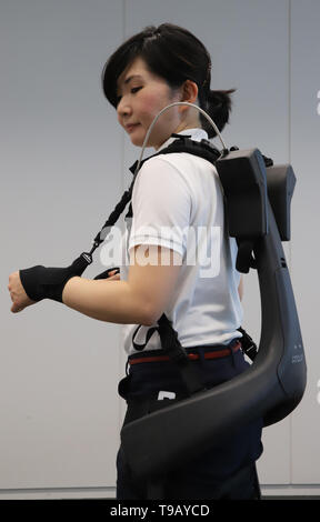 Tokio, Japan. 17 Mai, 2019. Japanese electronics Giant's Panasonic Roboter venture ATOUN Mitarbeiter ihre Servolenkung Anzug mit neu entwickelten Teile des unterstützt, was dabei hilft, einen schweren Gegenstand bei Panasonic des Büros in Tokio am Freitag, 17. Mai 2019 Verschleiß zeigt. ATOUN entwickelt Powered Verschleiß im letzten Jahr des Benutzers zurück schwere Objekt für die Arbeiter der Lieferung, an Flughäfen, auf Baustellen und in der Landwirtschaft zu unterstützen. Credit: Yoshio Tsunoda/LBA/Alamy leben Nachrichten Stockfoto