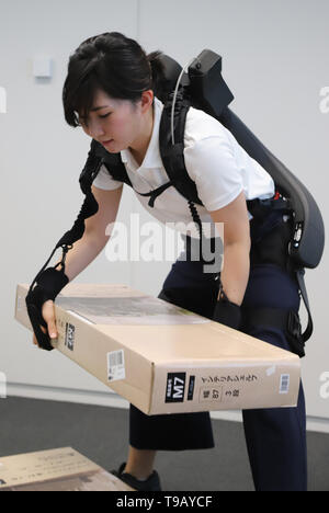 Tokio, Japan. 17 Mai, 2019. Japanese electronics Giant's Panasonic Roboter venture ATOUN Mitarbeiter ihre Servolenkung Anzug mit neu entwickelten Teile des unterstützt, was dabei hilft, einen schweren Gegenstand bei Panasonic des Büros in Tokio am Freitag, 17. Mai 2019 Verschleiß zeigt. ATOUN entwickelt Powered Verschleiß im letzten Jahr des Benutzers zurück schwere Objekt für die Arbeiter der Lieferung, an Flughäfen, auf Baustellen und in der Landwirtschaft zu unterstützen. Credit: Yoshio Tsunoda/LBA/Alamy leben Nachrichten Stockfoto