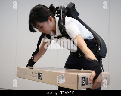 Tokio, Japan. 17 Mai, 2019. Japanese electronics Giant's Panasonic Roboter venture ATOUN Mitarbeiter ihre Servolenkung Anzug mit neu entwickelten Teile des unterstützt, was dabei hilft, einen schweren Gegenstand bei Panasonic des Büros in Tokio am Freitag, 17. Mai 2019 Verschleiß zeigt. ATOUN entwickelt Powered Verschleiß im letzten Jahr des Benutzers zurück schwere Objekt für die Arbeiter der Lieferung, an Flughäfen, auf Baustellen und in der Landwirtschaft zu unterstützen. Credit: Yoshio Tsunoda/LBA/Alamy leben Nachrichten Stockfoto