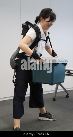 Tokio, Japan. 17 Mai, 2019. Japanese electronics Giant's Panasonic Roboter venture ATOUN Mitarbeiter ihre Servolenkung Anzug mit neu entwickelten Teile des unterstützt, was dabei hilft, einen schweren Gegenstand bei Panasonic des Büros in Tokio am Freitag, 17. Mai 2019 Verschleiß zeigt. ATOUN entwickelt Powered Verschleiß im letzten Jahr des Benutzers zurück schwere Objekt für die Arbeiter der Lieferung, an Flughäfen, auf Baustellen und in der Landwirtschaft zu unterstützen. Credit: Yoshio Tsunoda/LBA/Alamy leben Nachrichten Stockfoto