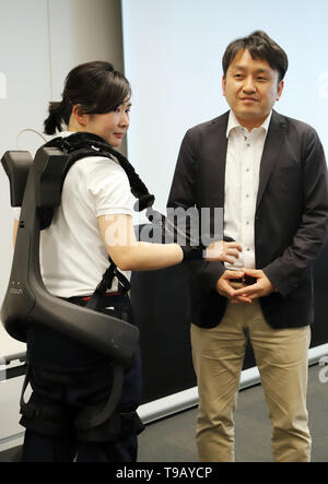 Tokio, Japan. 17 Mai, 2019. Japanese electronics Giant's Panasonic Roboter venture ATOUN Mitarbeiter ihre Servolenkung Anzug Powered mit neu Armteile unterstützt, was dabei hilft, einen schweren Gegenstand bei Panasonic des Büros in Tokio am Freitag, 17. Mai 2019, während ATOUN ptresident Hiromichi Fujimoto (R) Lächeln entwickelt Verschleiß zeigt. ATOUN entwickelt Powered Verschleiß im letzten Jahr des Benutzers zurück schwere Objekt für die Arbeiter der Lieferung, an Flughäfen, auf Baustellen und in der Landwirtschaft zu unterstützen. Credit: Yoshio Tsunoda/LBA/Alamy leben Nachrichten Stockfoto