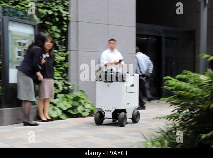 Tokio, Japan. 17 Mai, 2019. Der japanischen Mitsubishi Estate zeigt US Robotics's Venture Marmor Lieferung Roboter 'Marble", das LiDAR-Sensoren und Kameras autonom bei Bürogebäuden des Unternehmens auf der Tokyo Marunouchi Businessviertels am Freitag, 17. Mai 2019. Japans größter Entwickler Mitsubishi Estate und San Francisco Marmor Feldtest von Lieferservice für letzte Meile mit Bürogebäude Mitsubishi Komplex gestartet. Credit: Yoshio Tsunoda/LBA/Alamy leben Nachrichten Stockfoto