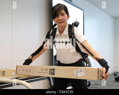 Tokio, Japan. 17 Mai, 2019. Japanese electronics Giant's Panasonic Roboter venture ATOUN Mitarbeiter ihre Servolenkung Anzug mit neu entwickelten Teile des unterstützt, was dabei hilft, einen schweren Gegenstand bei Panasonic des Büros in Tokio am Freitag, 17. Mai 2019 Verschleiß zeigt. ATOUN entwickelt Powered Verschleiß im letzten Jahr des Benutzers zurück schwere Objekt für die Arbeiter der Lieferung, an Flughäfen, auf Baustellen und in der Landwirtschaft zu unterstützen. Credit: Yoshio Tsunoda/LBA/Alamy leben Nachrichten Stockfoto