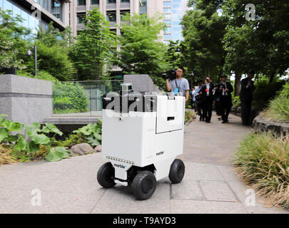 Tokio, Japan. 17 Mai, 2019. Der japanischen Mitsubishi Estate zeigt US Robotics's Venture Marmor Lieferung Roboter 'Marble", das LiDAR-Sensoren und Kameras autonom bei Bürogebäuden des Unternehmens auf der Tokyo Marunouchi Businessviertels am Freitag, 17. Mai 2019. Japans größter Entwickler Mitsubishi Estate und San Francisco Marmor Feldtest von Lieferservice für letzte Meile mit Bürogebäude Mitsubishi Komplex gestartet. Credit: Yoshio Tsunoda/LBA/Alamy leben Nachrichten Stockfoto