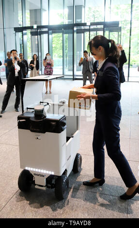 Tokio, Japan. 17 Mai, 2019. Der japanischen Mitsubishi Estate zeigt US Robotics's Venture Marmor Lieferung Roboter 'Marble", das LiDAR-Sensoren und Kameras autonom bei Bürogebäuden des Unternehmens auf der Tokyo Marunouchi Businessviertels am Freitag, 17. Mai 2019. Japans größter Entwickler Mitsubishi Estate und San Francisco Marmor Feldtest von Lieferservice für letzte Meile mit Bürogebäude Mitsubishi Komplex gestartet. Credit: Yoshio Tsunoda/LBA/Alamy leben Nachrichten Stockfoto