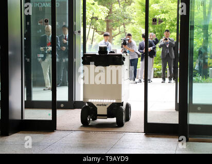 Tokio, Japan. 17 Mai, 2019. Der japanischen Mitsubishi Estate zeigt US Robotics's Venture Marmor Lieferung Roboter 'Marble", das LiDAR-Sensoren und Kameras autonom bei Bürogebäuden des Unternehmens auf der Tokyo Marunouchi Businessviertels am Freitag, 17. Mai 2019. Japans größter Entwickler Mitsubishi Estate und San Francisco Marmor Feldtest von Lieferservice für letzte Meile mit Bürogebäude Mitsubishi Komplex gestartet. Credit: Yoshio Tsunoda/LBA/Alamy leben Nachrichten Stockfoto