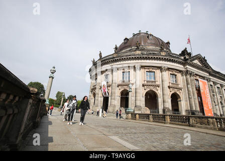 Peking, Deutschland. 17 Mai, 2019. Fußgänger vorbei das Bode-Museum auf der Museumsinsel in Berlin, Hauptstadt der Bundesrepublik Deutschland, am 17. Mai 2019. Die Museumsinsel, die zum UNESCO-Weltkulturerbe gehört, ist der nördliche Teil der Insel in der Spree in Berlin. Sein Name kommt aus dem Komplex der weltweit berühmten Museen wie Altes Museum (Altes Museum), Neues Museum (Museum), Alte Nationalgalerie (Alte Nationalgalerie), Bode Museum und das Pergamonmuseum. 18. Mai markiert den Internationalen Museumstag. Credit: Shan Yuqi/Xinhua/Alamy leben Nachrichten Stockfoto