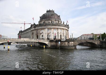 Peking, China. 17 Mai, 2019. Foto am 17. Mai 2019 zeigt ein Blick auf das Bode-Museum auf der Museumsinsel in Berlin, der Hauptstadt von Deutschland übernommen. Die Museumsinsel, die zum UNESCO-Weltkulturerbe gehört, ist der nördliche Teil der Insel in der Spree in Berlin. Sein Name kommt aus dem Komplex der weltweit berühmten Museen wie Altes Museum (Altes Museum), Neues Museum (Museum), Alte Nationalgalerie (Alte Nationalgalerie), Bode Museum und das Pergamonmuseum. 18. Mai markiert den Internationalen Museumstag. Credit: Shan Yuqi/Xinhua/Alamy leben Nachrichten Stockfoto