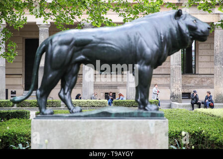 Peking, Deutschland. 17 Mai, 2019. Besucher Rest außerhalb des Neuen Museums (Neues Museum) auf der Museumsinsel in Berlin, Hauptstadt der Bundesrepublik Deutschland, am 17. Mai 2019. Die Museumsinsel, die zum UNESCO-Weltkulturerbe gehört, ist der nördliche Teil der Insel in der Spree in Berlin. Sein Name kommt aus dem Komplex der weltweit berühmten Museen wie Altes Museum (Altes Museum), Neues Museum (Museum), Alte Nationalgalerie (Alte Nationalgalerie), Bode Museum und das Pergamonmuseum. 18. Mai markiert den Internationalen Museumstag. Credit: Shan Yuqi/Xinhua/Alamy leben Nachrichten Stockfoto
