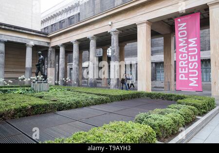 Peking, Deutschland. 17 Mai, 2019. Die Besucher gehen durch einen Gang vor das Pergamonmuseum auf der Museumsinsel in Berlin, Hauptstadt der Bundesrepublik Deutschland, am 17. Mai 2019. Die Museumsinsel, die zum UNESCO-Weltkulturerbe gehört, ist der nördliche Teil der Insel in der Spree in Berlin. Sein Name kommt aus dem Komplex der weltweit berühmten Museen wie Altes Museum (Altes Museum), Neues Museum (Museum), Alte Nationalgalerie (Alte Nationalgalerie), Bode Museum und das Pergamonmuseum. 18. Mai markiert den Internationalen Museumstag. Credit: Shan Yuqi/Xinhua/Alamy leben Nachrichten Stockfoto