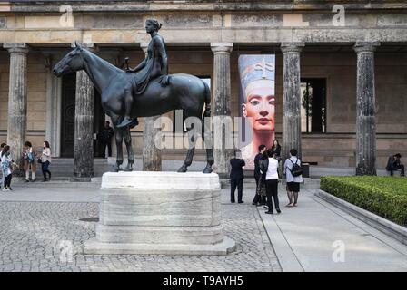 Peking, Deutschland. 17 Mai, 2019. Besucher versammeln sich am Eingang des Neuen Museums (Neues Museum) auf der Museumsinsel in Berlin, Hauptstadt der Bundesrepublik Deutschland, am 17. Mai 2019. Die Museumsinsel, die zum UNESCO-Weltkulturerbe gehört, ist der nördliche Teil der Insel in der Spree in Berlin. Sein Name kommt aus dem Komplex der weltweit berühmten Museen wie Altes Museum (Altes Museum), Neues Museum (Museum), Alte Nationalgalerie (Alte Nationalgalerie), Bode Museum und das Pergamonmuseum. 18. Mai markiert den Internationalen Museumstag. Credit: Shan Yuqi/Xinhua/Alamy leben Nachrichten Stockfoto