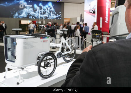 (190518) - Peking, 18. Mai 2019 (Xinhua) - ein Besucher nimmt Fotos eines E-Bike auf dem Messestand von Bosch während der IAA Nutzfahrzeuge in Hannover, Deutschland, an Sept. 20, 2018. (Xinhua / Shan Yuqi) Stockfoto