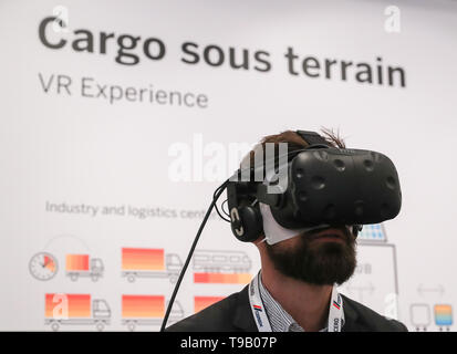 (190518) - Peking, 18. Mai 2019 (Xinhua) - ein Besucher Erfahrungen Logistik System der Cargo Sous Terrain am Stand der SAP während der Hannover Messe 2018 in Hannover, Deutschland, am 23. April 2018. (Xinhua / Shan Yuqi) Stockfoto