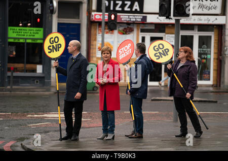 Edinburgh, Schottland, Großbritannien. 18. Mai 2019. Schottlands Erster Minister Nicola Sturgeon Kampagnen Neben führen SNP europäischen Kandidaten Alyn Smith auf Leith in Edinburgh entfernt. Tragen Schilder mit 'Stop' und 'Brexit gehen SNP" Sie einen Fußgängerüberweg bei Pilrig Kirche verwendet: Iain Masterton/Alamy leben Nachrichten Stockfoto