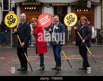 Edinburgh, Schottland, Großbritannien. 18. Mai 2019. Schottlands Erster Minister Nicola Sturgeon Kampagnen Neben führen SNP europäischen Kandidaten Alyn Smith auf Leith in Edinburgh entfernt. Tragen Schilder mit 'Stop' und 'Brexit gehen SNP" Sie einen Fußgängerüberweg bei Pilrig Kirche verwendet: Iain Masterton/Alamy leben Nachrichten Stockfoto