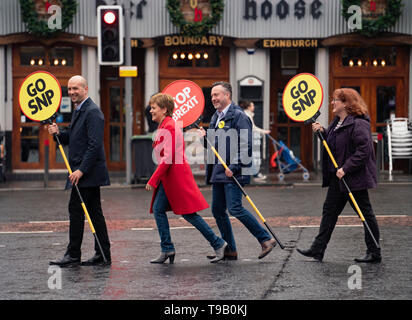 Edinburgh, Schottland, Großbritannien. 18. Mai 2019. Schottlands Erster Minister Nicola Sturgeon Kampagnen Neben führen SNP europäischen Kandidaten Alyn Smith auf Leith in Edinburgh entfernt. Tragen Schilder mit 'Stop' und 'Brexit gehen SNP" Sie einen Fußgängerüberweg bei Pilrig Kirche verwendet: Iain Masterton/Alamy leben Nachrichten Stockfoto