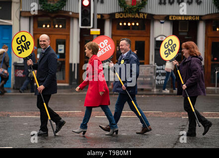 Edinburgh, Schottland, Großbritannien. 18. Mai 2019. Schottlands Erster Minister Nicola Sturgeon Kampagnen Neben führen SNP europäischen Kandidaten Alyn Smith auf Leith in Edinburgh entfernt. Tragen Schilder mit 'Stop' und 'Brexit gehen SNP" Sie einen Fußgängerüberweg bei Pilrig Kirche verwendet: Iain Masterton/Alamy leben Nachrichten Stockfoto