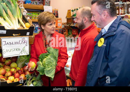 Edinburgh, Schottland, Großbritannien. 18. Mai 2019. Schottlands Erster Minister Nicola Sturgeon Kampagnen Neben führen SNP europäischen Kandidaten Alyn Smith auf Leith in Edinburgh entfernt. Sie besuchte ein polnisches Lebensmittelgeschäft sprach mit dem Inhaber und untersucht das frische Gemüse. Credit: Iain Masterton/Alamy leben Nachrichten Stockfoto