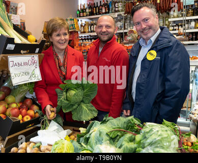 Edinburgh, Schottland, Großbritannien. 18. Mai 2019. Schottlands Erster Minister Nicola Sturgeon Kampagnen Neben führen SNP europäischen Kandidaten Alyn Smith auf Leith in Edinburgh entfernt. Sie besuchte ein polnisches Lebensmittelgeschäft sprach mit dem Inhaber und untersucht das frische Gemüse. Credit: Iain Masterton/Alamy leben Nachrichten Stockfoto