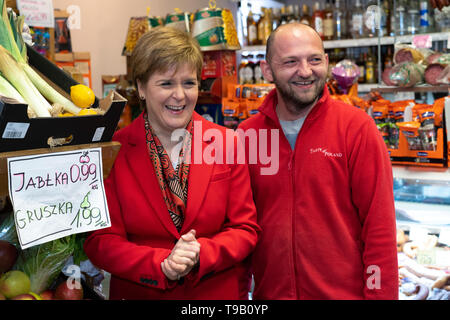 Edinburgh, Schottland, Großbritannien. 18. Mai 2019. Schottlands Erster Minister Nicola Sturgeon Kampagnen Neben führen SNP europäischen Kandidaten Alyn Smith auf Leith in Edinburgh entfernt. Sie besuchte ein polnisches Lebensmittelgeschäft sprach mit dem Inhaber und untersucht das frische Gemüse. Credit: Iain Masterton/Alamy leben Nachrichten Stockfoto