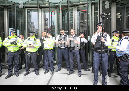 Broadcasting House, London, Großbritannien. 18 Mai, 2019. Hunderte von Veteranen außerhalb der BBC aus Protest gegen die Verfolgung von Soldat F - wer Gesichter Mordaufladungen über die blutigen Sonntag shootings 1972 demonstrieren. Credit: Penelope Barritt/Alamy leben Nachrichten Stockfoto