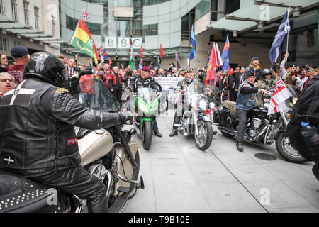 Broadcasting House, London, Großbritannien. 18 Mai, 2019. Hunderte von Veteranen außerhalb der BBC aus Protest gegen die Verfolgung von Soldat F - wer Gesichter Mordaufladungen über die blutigen Sonntag shootings 1972 demonstrieren. Credit: Penelope Barritt/Alamy leben Nachrichten Stockfoto