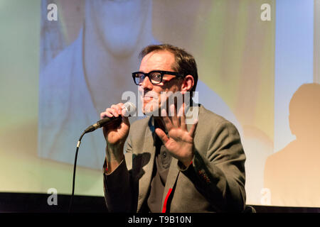 Hebden Bridge, West Yorkshire, UK. 17. Mai 2019. Stephen Morris, Schlagzeuger mit Joy Division und New Order, bei der Einführung der erste Band seiner Autobiographie 'Aufzeichnung, Wiedergabe, Pause' an der Trades Club, Halifax, West Yorkshire. Er war im Gespräch über das Buch und seine Karriere mit DJ Dave Haslam. Quelle: John Bentley/Alamy leben Nachrichten Stockfoto