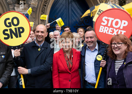 Edinburgh, Schottland, Großbritannien. 18. Mai 2019. Schottlands Erster Minister Nicola Sturgeon Kampagnen Neben führen SNP europäischen Kandidaten Alyn Smith auf Leith in Edinburgh entfernt. Credit: Iain Masterton/Alamy leben Nachrichten Stockfoto