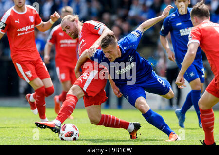 Marvin Pourie (KSC) in Duellen mit Bjoern Jopek (Hallescher FC). GES/fussball/Liga: Karlsruher SC - Hallescher SC, 18.05.2019 Fußball: 3. Liga: Karlsruhe-Halle, Lage, Mai 18, 2019 | Verwendung weltweit Stockfoto