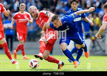 Marvin Pourie (KSC) in Duellen mit Bjoern Jopek (Hallescher FC). GES/fussball/Liga: Karlsruher SC - Hallescher SC, 18.05.2019 Fußball: 3. Liga: Karlsruhe-Halle, Lage, Mai 18, 2019 | Verwendung weltweit Stockfoto