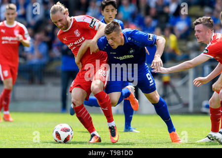 Marvin Pourie (KSC) in Duellen mit Bjoern Jopek (Hallescher FC). GES/fussball/Liga: Karlsruher SC - Hallescher SC, 18.05.2019 Fußball: 3. Liga: Karlsruhe-Halle, Lage, Mai 18, 2019 | Verwendung weltweit Stockfoto