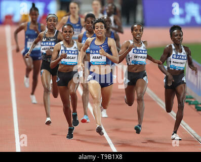 Shanghai. 18 Mai, 2019. Arafi Rababe (vorne) von Marokko konkurriert bei 1500 m der Damen 2019 IAAF Diamond League in der East China Shanghai Municipality am 18. Mai 2019. Arafi Rababe gewann den ersten Platz mit 4 Minuten und 1,15 Sekunden. Credit: Ding Ting/Xinhua/Alamy leben Nachrichten Stockfoto