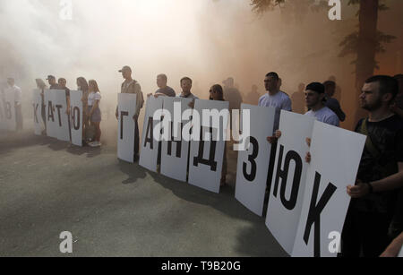 Mai 18, 2019 - Kiew, Ukraine - Ukrainisch Aktivisten halten Plakate mit Buchstaben lesen' 'Wer bestellt Handziuk? Während eines Protestes mit Nachfrage zu finden und zu bestrafen und Mörder von Kateryna orginizers Handziuk, vor den ukrainischen Präsidenten Büro in Kiew, Ukraine, am 18. Mai 2019. Die korruptions Mitkämpfer Kateryna Handziuk (33) überlebte ein Akt der Säure werfen mit Verbrennung von mehr als 35 Prozent ihres Körpers am 31. Juli 2018. Sie machte 11 Operationen in Kiew und starb am 04. November 2018 im Ergebnis ein abgetrennter Blutgerinnsel wie die Wirkung nach der Säure angegriffen. (Bild: © SERG Glovny/ZUMA Draht) Stockfoto
