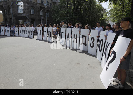 Mai 18, 2019 - Kiew, Ukraine - Ukrainisch Aktivisten halten Plakate mit Buchstaben lesen' 'Wer bestellt Handziuk? Während eines Protestes mit Nachfrage zu finden und zu bestrafen und Mörder von Kateryna orginizers Handziuk, vor den ukrainischen Präsidenten Büro in Kiew, Ukraine, am 18. Mai 2019. Die korruptions Mitkämpfer Kateryna Handziuk (33) überlebte ein Akt der Säure werfen mit Verbrennung von mehr als 35 Prozent ihres Körpers am 31. Juli 2018. Sie machte 11 Operationen in Kiew und starb am 04. November 2018 im Ergebnis ein abgetrennter Blutgerinnsel wie die Wirkung nach der Säure angegriffen. (Bild: © SERG Glovny/ZUMA Draht) Stockfoto