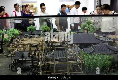 Suzhou in der chinesischen Provinz Jiangsu. 18 Mai, 2019. Menschen View Garden Modelle in Suzhou Garten Museum in Suzhou in der ostchinesischen Provinz Jiangsu, 18. Mai 2019. 18. Mai markiert den Internationalen Museumstag. Credit: Hang Xingwei/Xinhua/Alamy leben Nachrichten Stockfoto