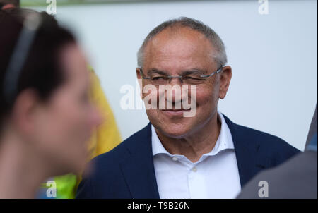 Wolfsburg, Deutschland. 18 Mai, 2019. Fussball: Bundesliga, 34 Spieltag: VfL Wolfsburg - FC Augsburg in der Volkswagen Arena. Der ehemalige Wolfsburger Trainer Felix Magath, ist zu Gast in der Arena. Credit: Peter Steffen/dpa - WICHTIGER HINWEIS: In Übereinstimmung mit den Anforderungen der DFL Deutsche Fußball Liga oder der DFB Deutscher Fußball-Bund, Es ist verboten zu verwenden oder verwendet Fotos im Stadion und/oder das Spiel in Form von Bildern und/oder Videos - wie Foto Sequenzen getroffen haben./dpa/Alamy Leben Nachrichten Quelle: dpa Picture alliance/Alamy leben Nachrichten Stockfoto