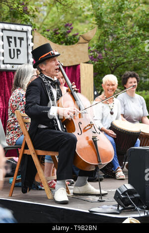 Brighton UK Mai 2019 18 - Ein cellist führt am Rande der Stadt Straße Unterhaltung, das Teil der Brighton Festival 2019. Foto: Simon Dack/Alamy leben Nachrichten Stockfoto