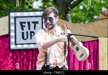 Brighton UK 18. Mai 2019 - Awk der Clown führt am Rande der Stadt Straße Unterhaltung, das Teil der Brighton Festival 2019. Foto: Simon Dack/Alamy leben Nachrichten Stockfoto