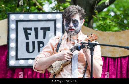 Brighton UK 18. Mai 2019 - Awk der Clown führt am Rande der Stadt Straße Unterhaltung, das Teil der Brighton Festival 2019. Foto: Simon Dack/Alamy leben Nachrichten Stockfoto