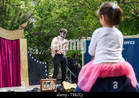 Brighton UK 18. Mai 2019 - Awk der Clown führt am Rande der Stadt Straße Unterhaltung, das Teil der Brighton Festival 2019. Foto: Simon Dack/Alamy leben Nachrichten Stockfoto