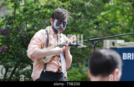 Brighton UK 18. Mai 2019 - Awk der Clown führt am Rande der Stadt Straße Unterhaltung, das Teil der Brighton Festival 2019. Foto: Simon Dack/Alamy leben Nachrichten Stockfoto