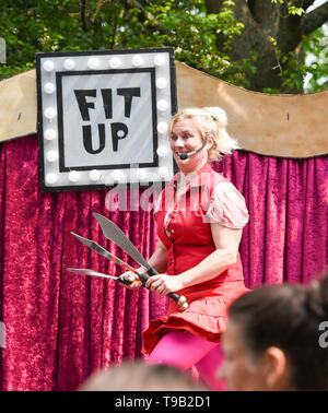 Brighton UK Mai 2019 18 - Balanceakt am Rande der Stadt Straße Unterhaltung, das Teil der Brighton Festival 2019. Foto: Simon Dack/Alamy leben Nachrichten Stockfoto